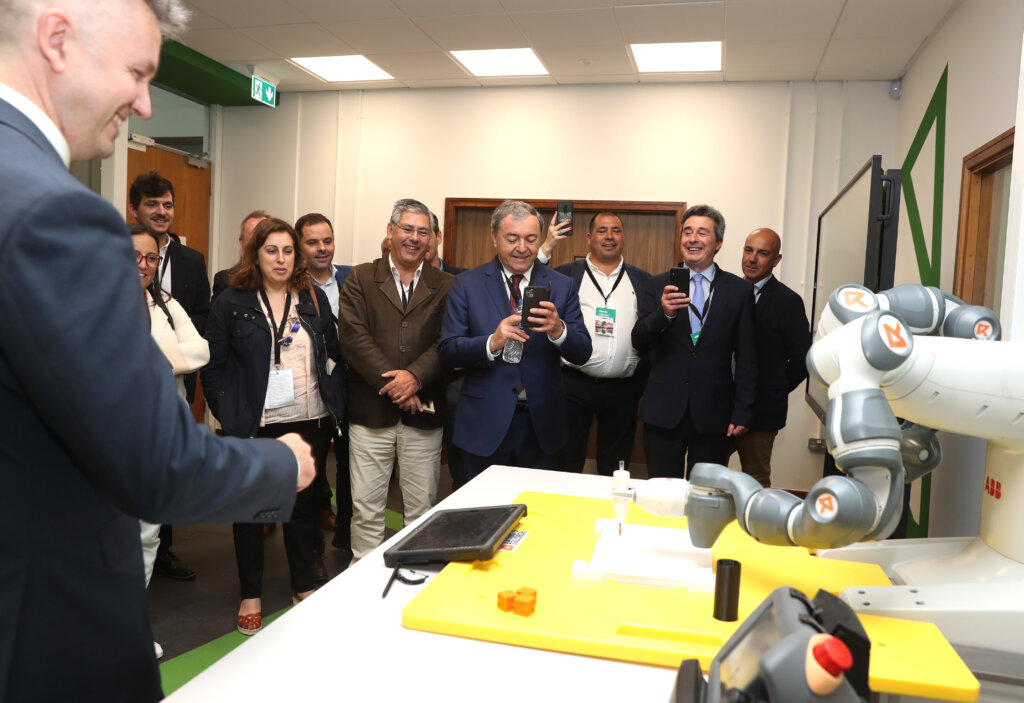 Olá from AMTCE - Adrian Kelly, Head of Engineering and ICT, used the twin arm cobot to greet members of the Portuguese Trade delegation during their visit on Fri 8th July 2022